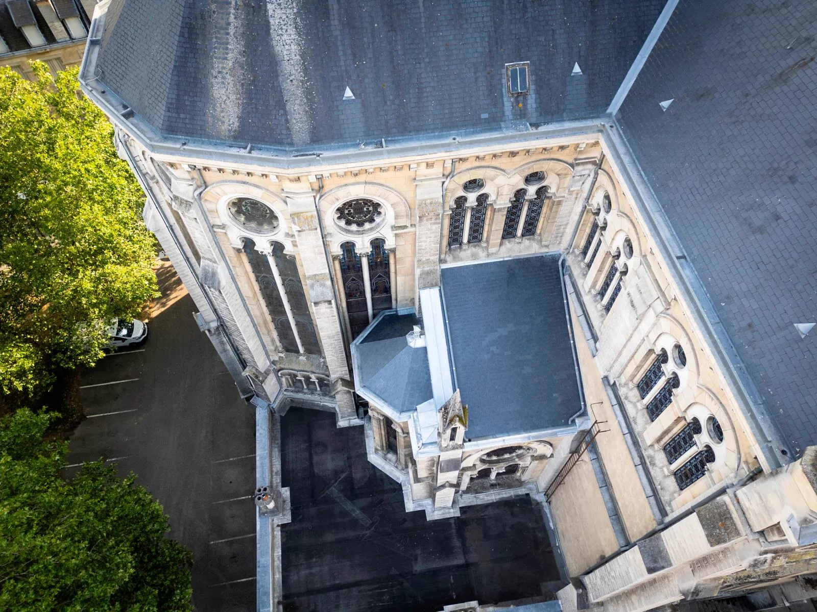 Vue aérienne de la basilique Notre-Dame-de-Lourdes à Nancy, dont la couverture en ardoise et la zinguerie ont été reprises par LMB Couverture