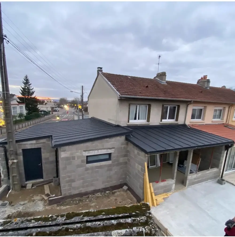 Maison neuve couverte en tuile anthracite avec rives et gouttières assorties
