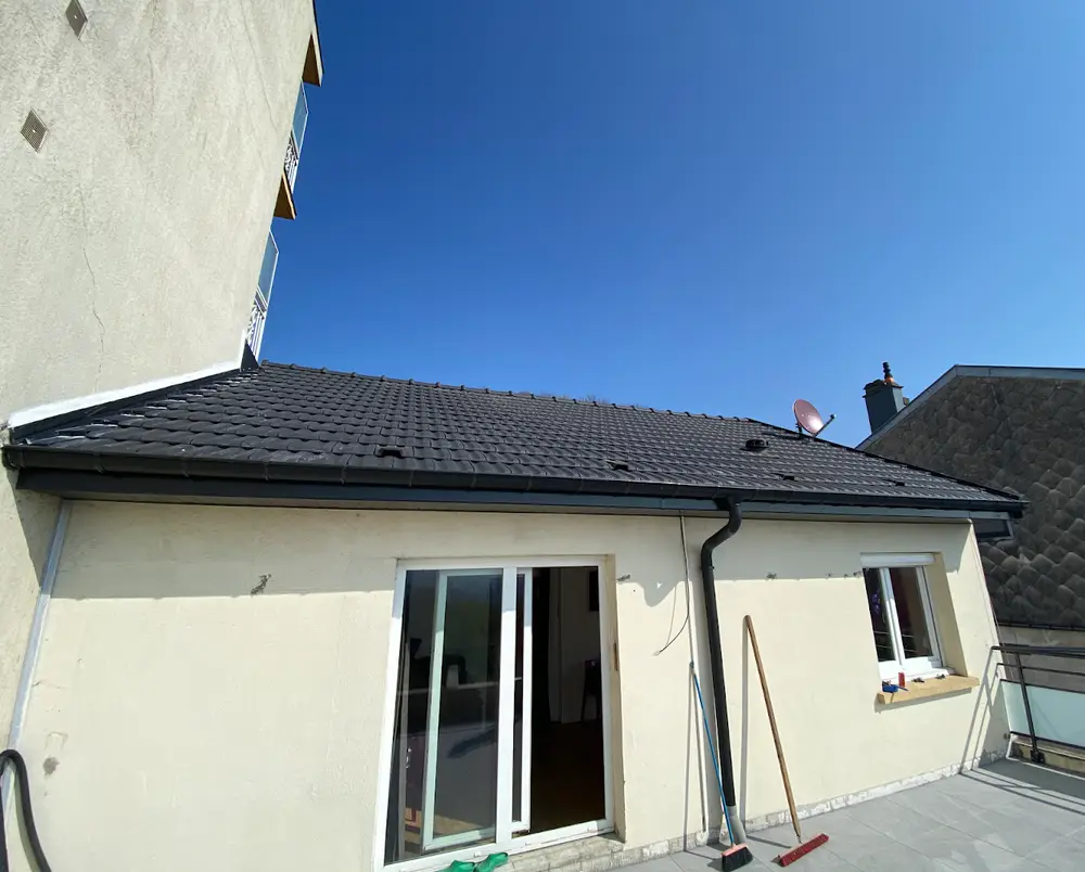 Maison avec terrasse dont la toiture a été refaite en tuile anthracite