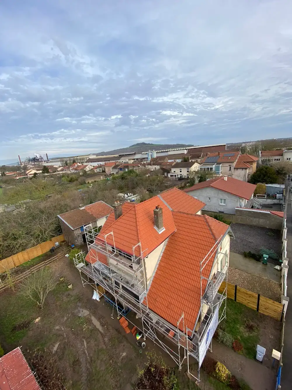 Maison entièrement échafaudée pendant la réfection de sa toiture