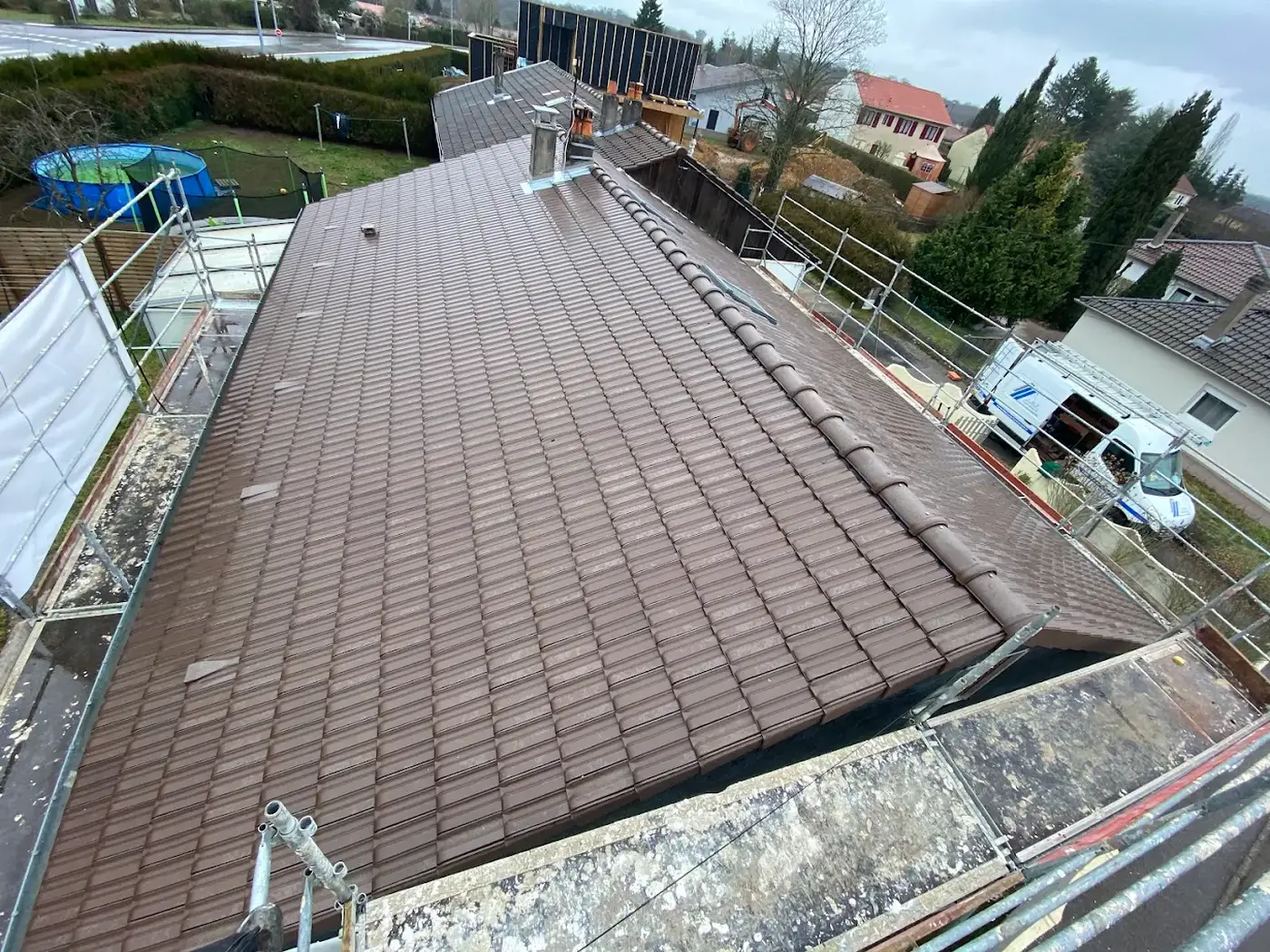 Vue aérienne d'une toiture entièrement refaite en tuile anthracite par LMB Couverture