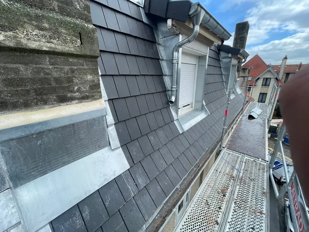 Lucarne couverte en ardoise avec chéneau zinc en pied