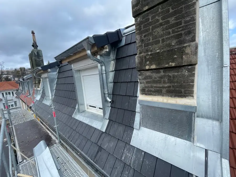 Lucarne couverte en ardoise avec zinguerie de raccord