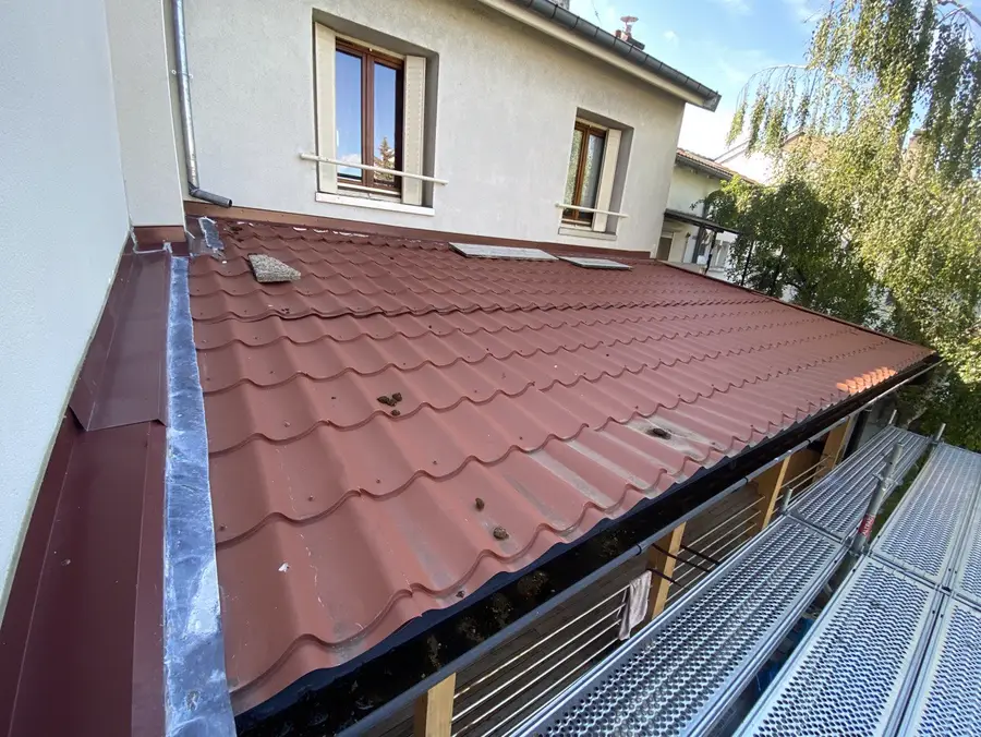 Toiture en tuile terre cuite neuve, échafaudage encore en place