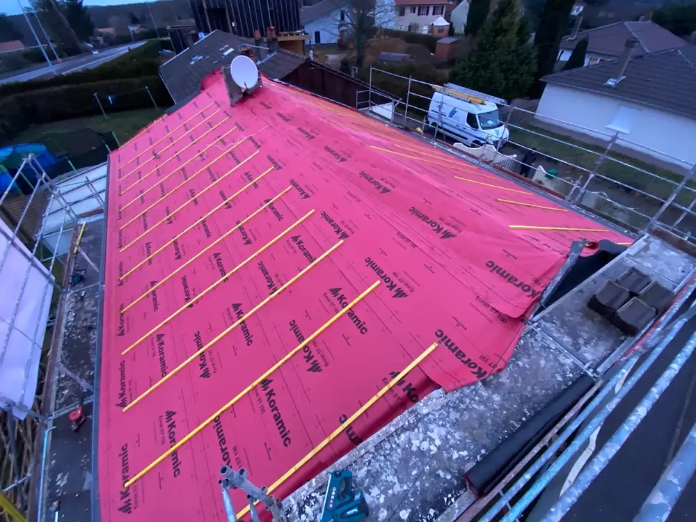 Vue de drone d'un rampant avec écran sous-toiture et liteaunage neufs avant pose des tuiles