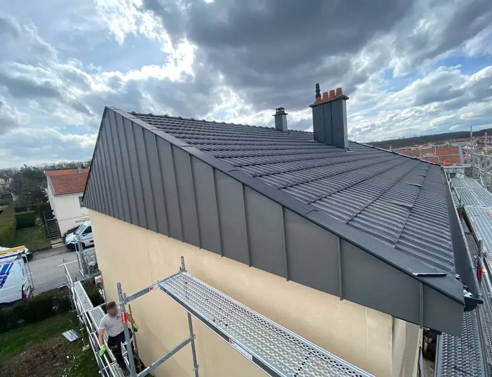 Toiture en zinc à joint debout posée sur une maison contemporaine