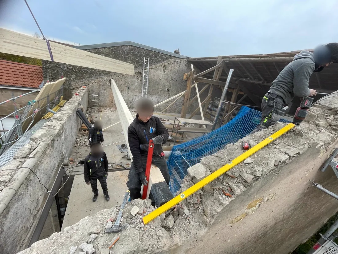 Compagnons sur l’arase d’un mur de pierre — chantier LMB Couverture