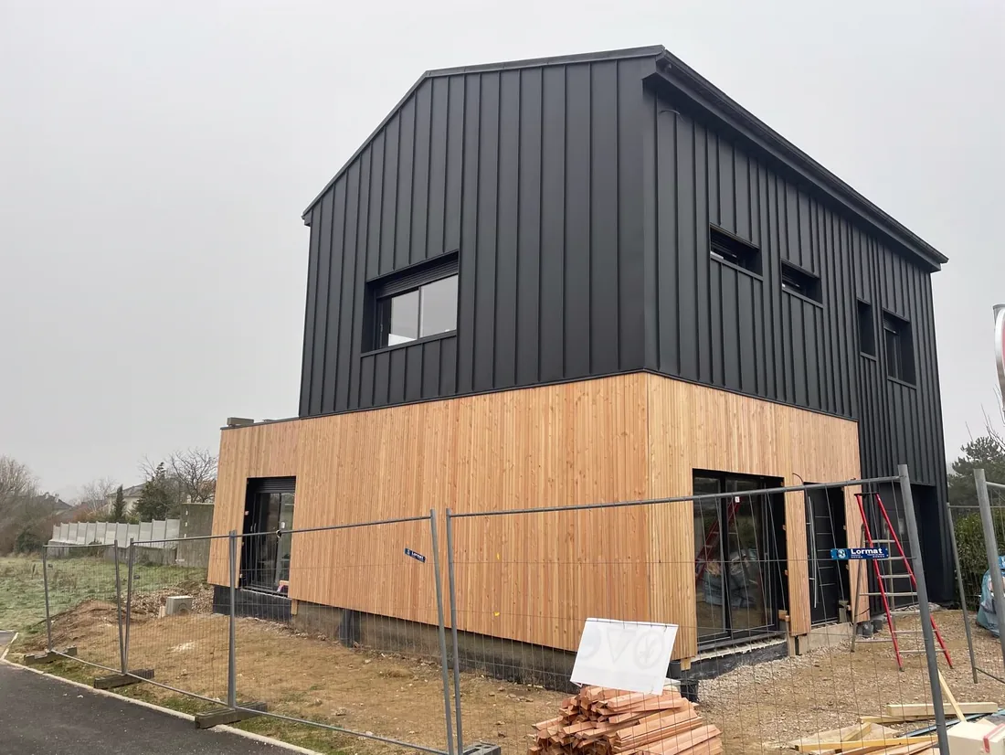 Maison en mélèze et aluminium noir — chantier LMB Couverture