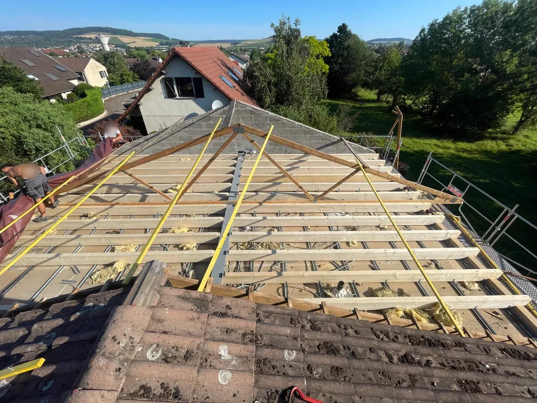 Charpente neuve au-dessus du village — chantier LMB Couverture