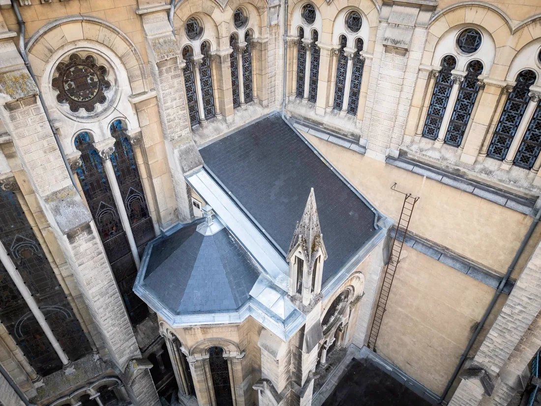 Clochetons en ardoise et toitures en zinc devant les baies de la basilique Notre-Dame-de-Lourdes à Nancy