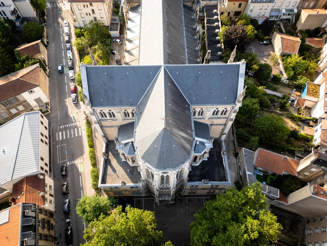 Vue aérienne à la verticale de la basilique Notre-Dame-de-Lourdes à Nancy, couverte en ardoise