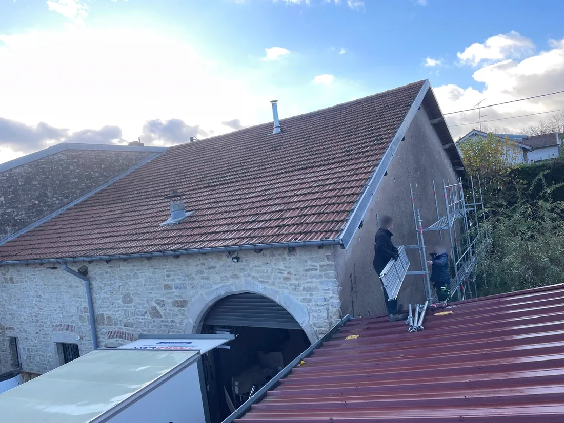Corps de ferme recouvert en bac acier — chantier LMB Couverture