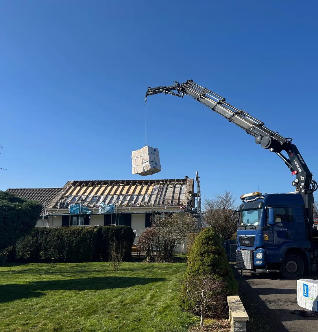 Montée de l’isolant à la grue — chantier LMB Couverture