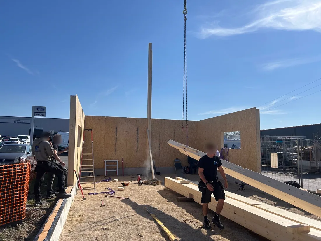 Poutres en lamellé-collé sur le chantier — chantier LMB Couverture