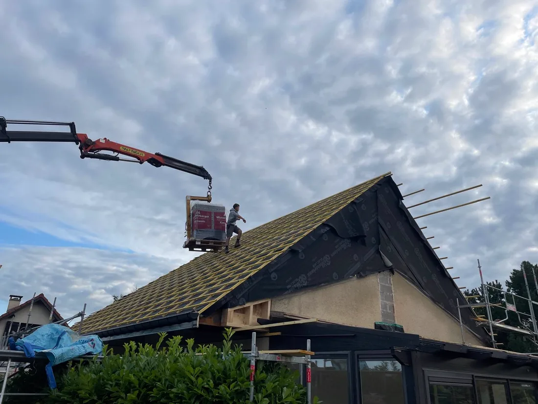 Paquets de tuiles déposés sur le rampant — chantier LMB Couverture