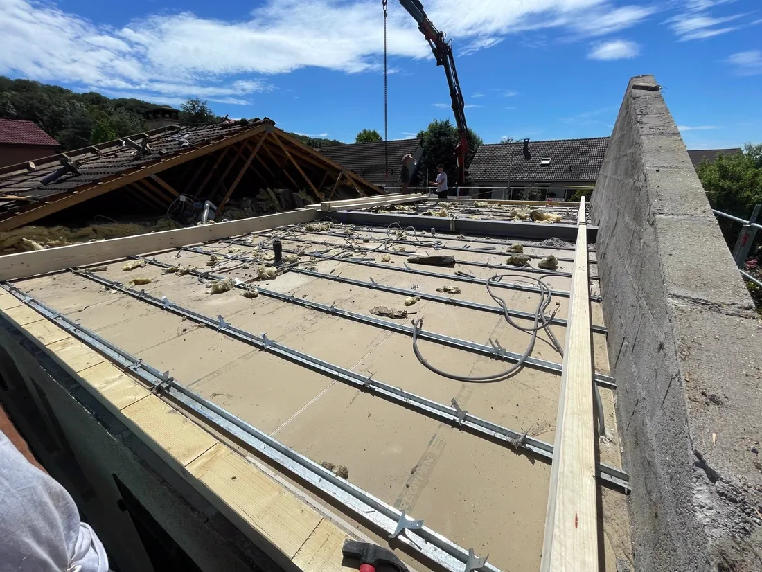Solivage posé sur la dalle — chantier LMB Couverture