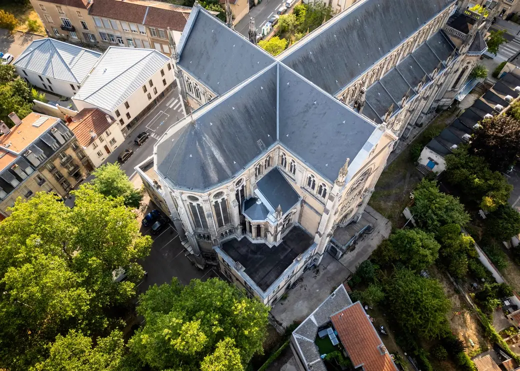 Toiture en ardoise de la basilique Notre-Dame-de-Lourdes à Nancy, vue du ciel