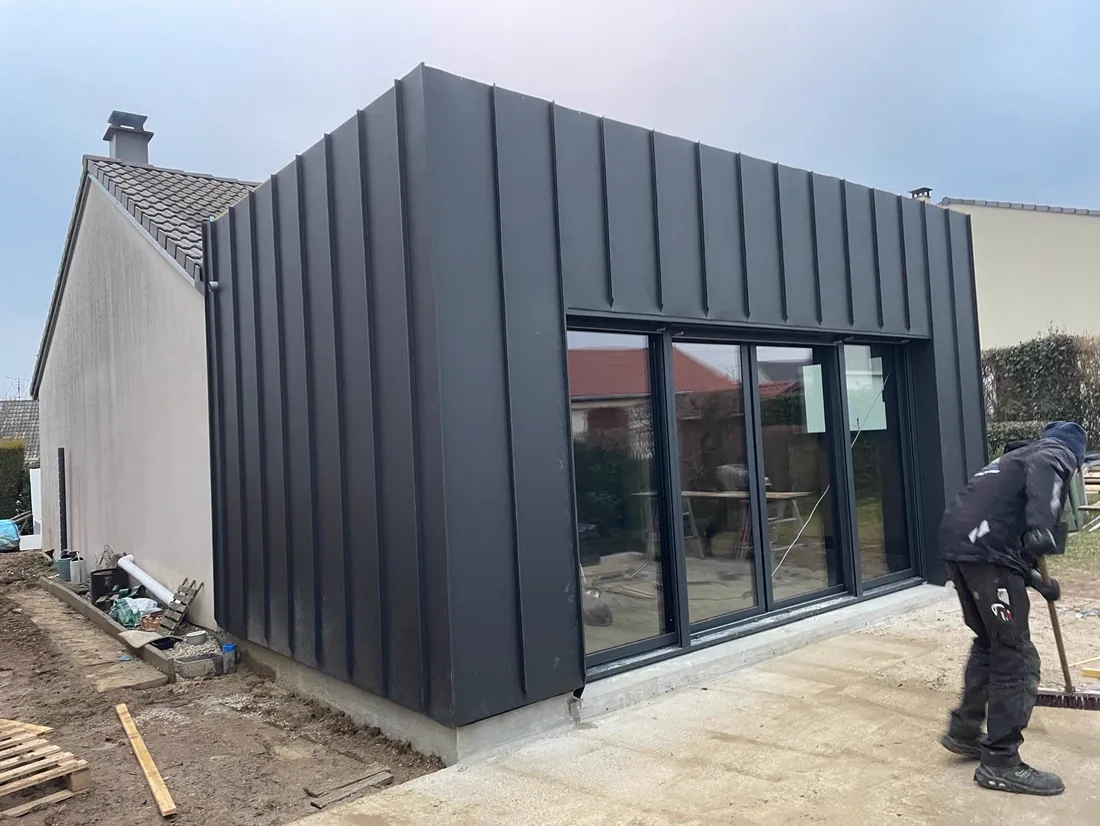 Extension de pavillon en ossature bois habillée en bardage aluminium à joint debout