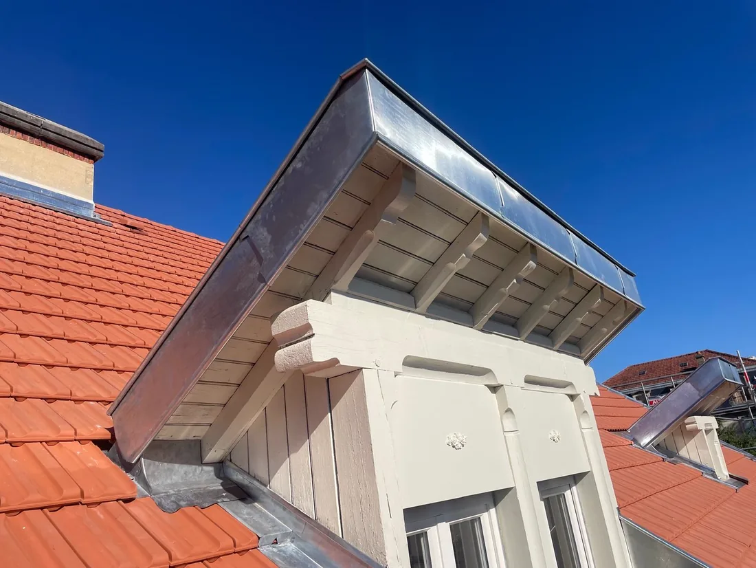 Lucarne entièrement habillée en zinc sur une couverture en tuile neuve