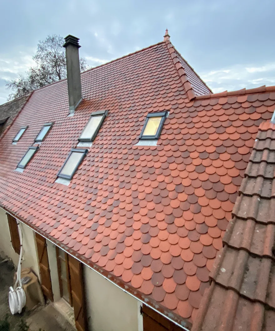 Toiture en tuile écaille terre cuite rénovée avec trois fenêtres de toit, près de Nancy