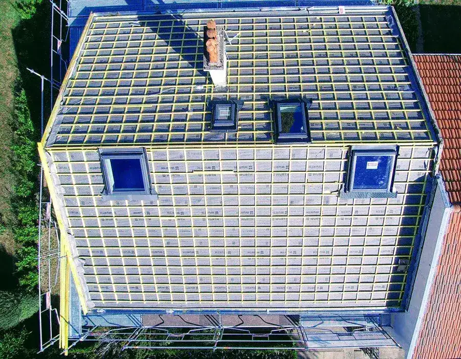 Fenêtre de toit posée avec raccord zinc sur une toiture en tuiles, LMB Couverture