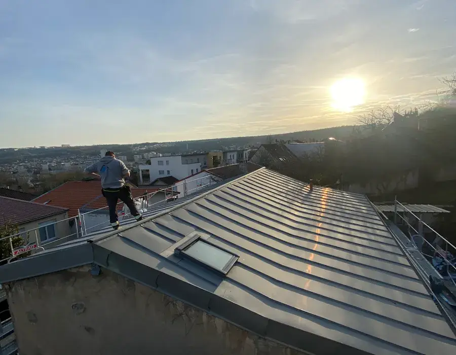 Zingueur de LMB Couverture façonnant une pièce de zinc sur mesure en toiture