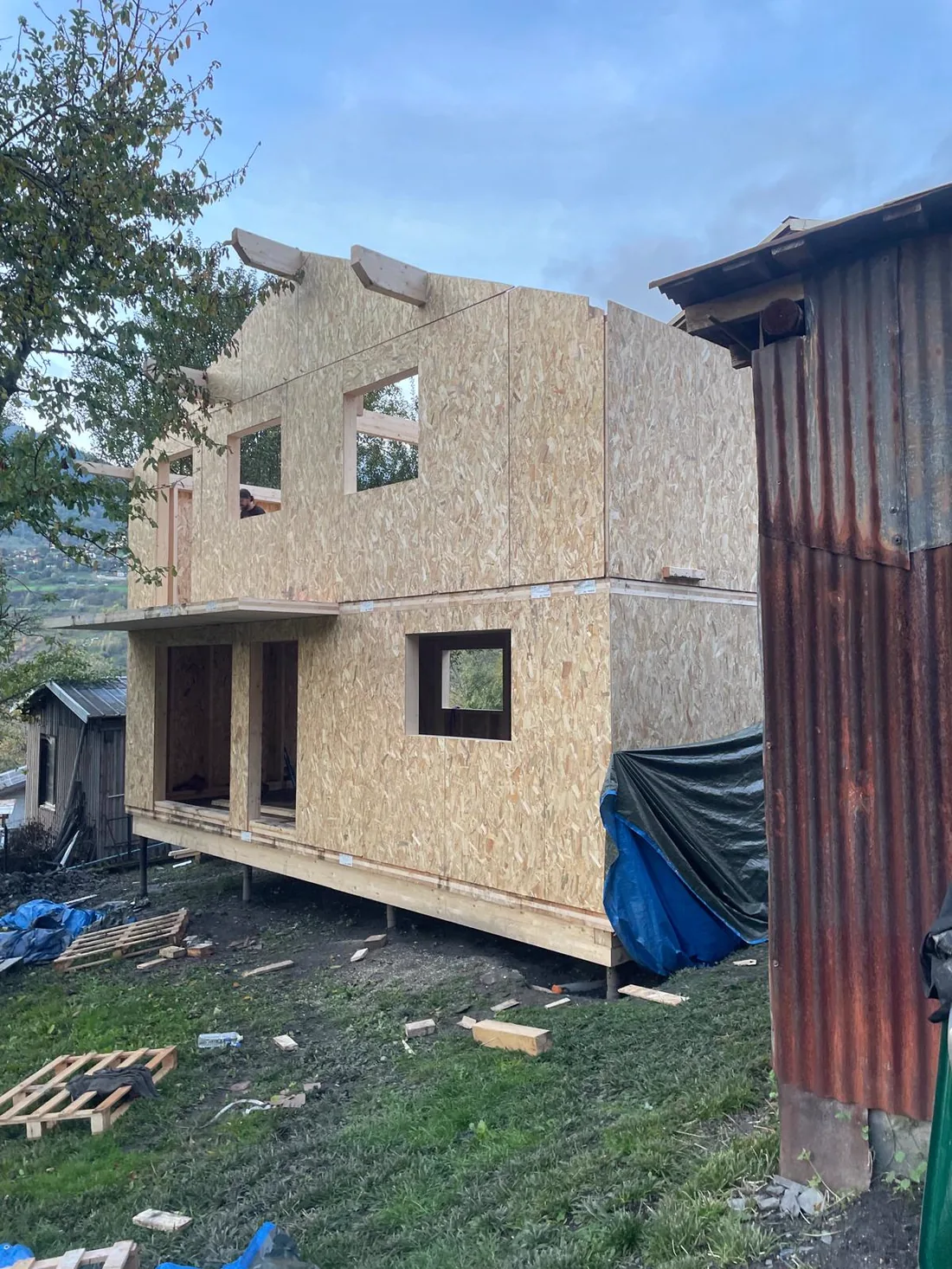 Chalet en ossature bois monté sur deux niveaux, panneaux de contreventement en place