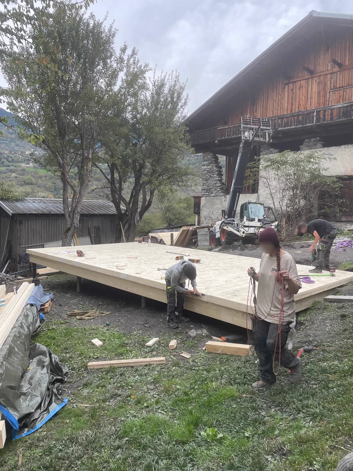 Plancher en panneaux OSB posé sur son lambourdage, chalet en montagne