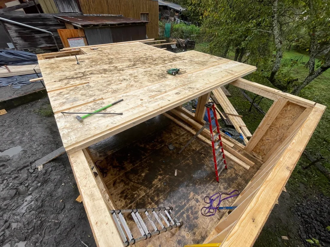 Plancher de chalet soulevé et réglé sur ses appuis avant montage des murs