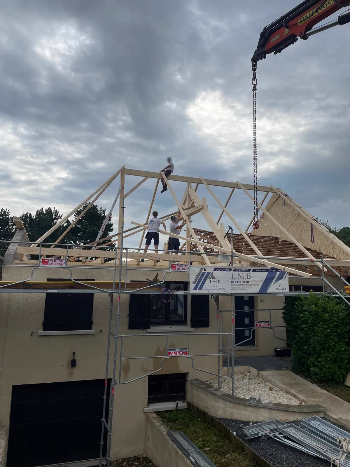Ferme de charpente levée au camion-grue et mise en place par deux compagnons sur un pavillon