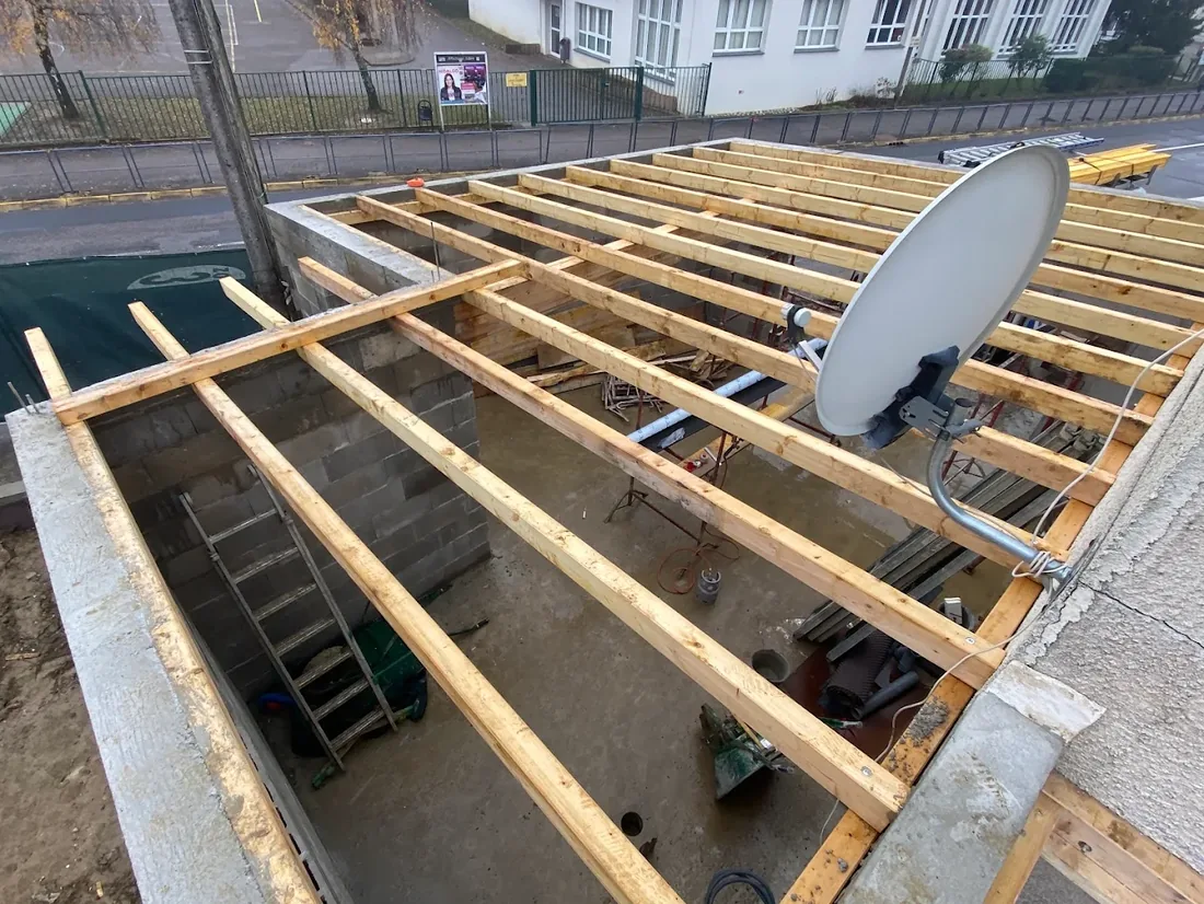 Solivage bois en cours de pose, entraxe et sections calés sur la portée