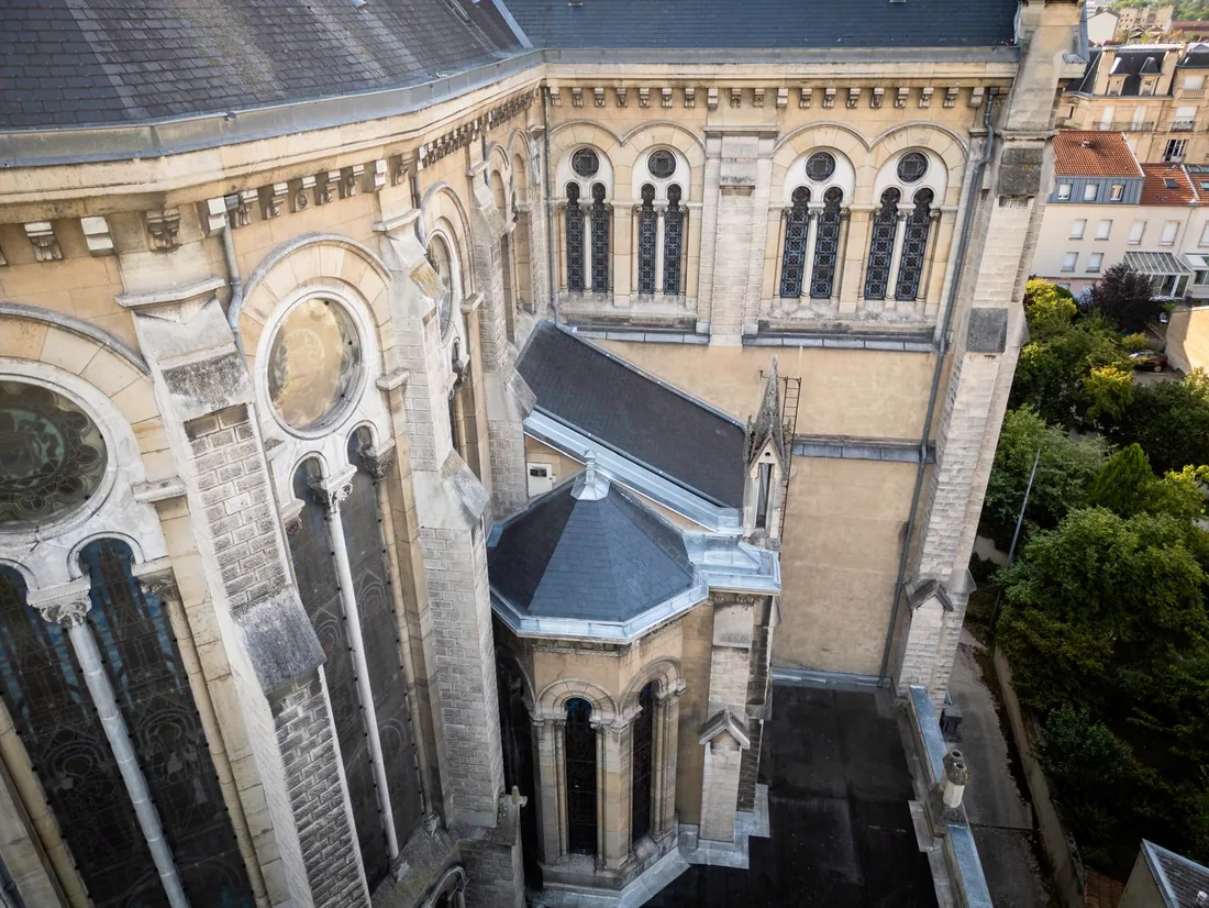 Chevet et absidioles de la basilique Notre-Dame-de-Lourdes à Nancy, couverts en ardoise, vus du ciel