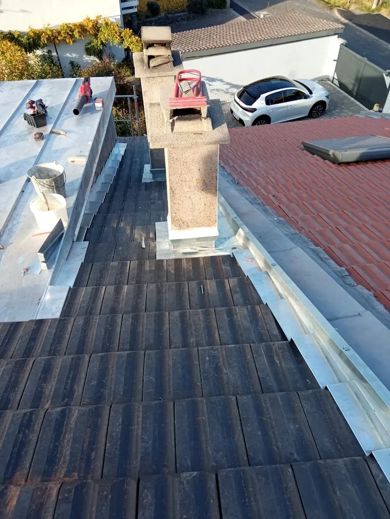 Chantier de reprise en ardoise autour d'une souche maçonnée