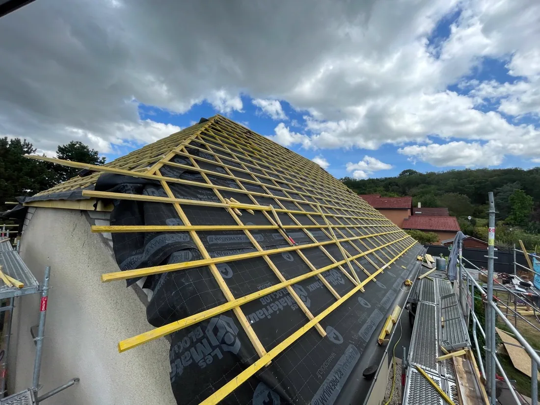 Contre-lattage posé sur l'écran de sous-toiture d'une toiture en rénovation