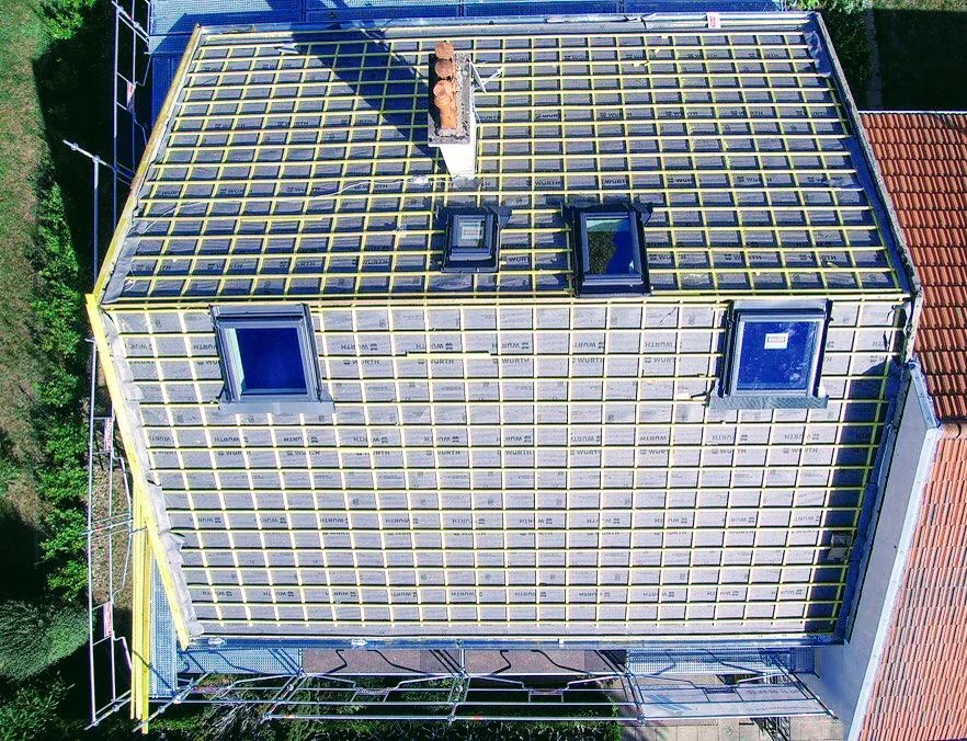 Vue au drone d'une toiture en cours de couverture avec quatre fenêtres de toit posées