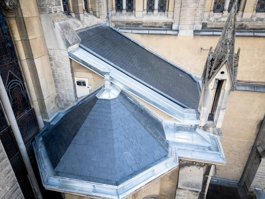 Croupe couverte en ardoise, arêtiers et faîtage habillés de zinc sur la basilique Notre-Dame-de-Lourdes à Nancy