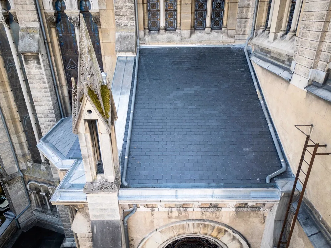 Toiture-terrasse en zinc entre les tours de la basilique Notre-Dame-de-Lourdes à Nancy, vue plongeante